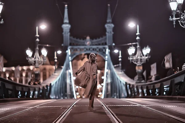 Menina Casaco Olhar Primavera Caminhada Noturna Paisagem Ponte Cadeia Mais — Fotografia de Stock