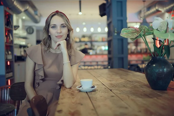 Straat Cafe Meisje Lente Uitzicht Seizoensgebonden Cafe Mooi Model Poseren — Stockfoto