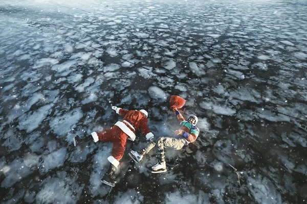 Chico Toma Regalos Santa Claus Patines Hielo Del Lago Robar — Foto de Stock