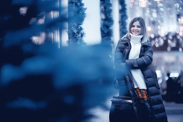 Weihnachtseinkauf Mädchen Stadt Junges Modell Abendgeschenk Einkaufen Saisonverkauf Winterabend Draußen — Stockfoto
