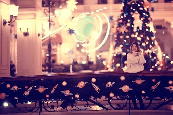 Natal Gadis Lampu Malam Dihiasi Kota Model Muda Latar Belakang — Stok Foto