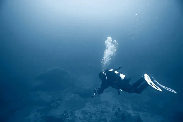 Taucherflossen Blick Von Hinten Unter Wasser Unterwasserblick Auf Den Rücken — Stockfoto