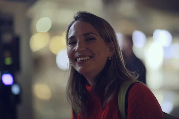 Chica Turística Con Una Mochila Estación Viaje Primavera —  Fotos de Stock