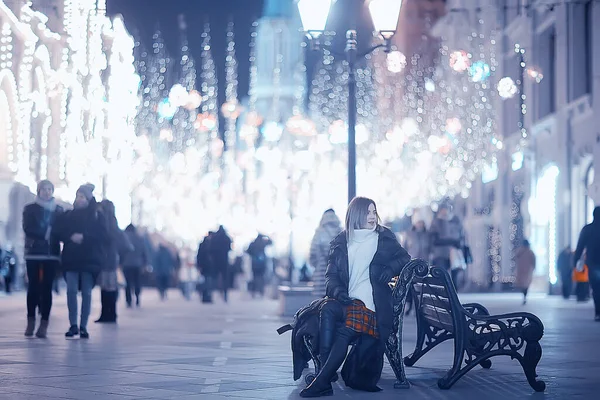 クリスマスライトが街を飾り都市の装飾やガーランド夜の街の照明を背景にした若いモデル — ストック写真