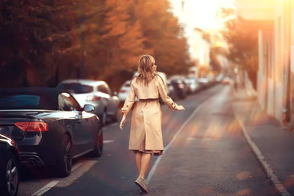 Sonbaharda Mutlu Bir Kadın Sonbahar Havasında Genç Bir Kız — Stok fotoğraf