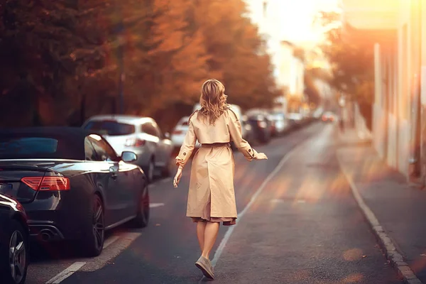 Mujer Feliz Mirada Otoño Chica Joven Fuera Estado Ánimo Otoño —  Fotos de Stock