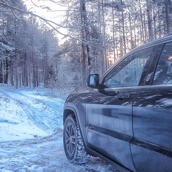 Suv Δάσος Χειμώνα Αυτοκίνητο Ένα Δασικό Δρόμο Τοπίο Εποχιακή Θέα — Φωτογραφία Αρχείου