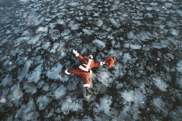 Père Noël Patinant Sur Glace Lac Glissé Allonge Père Noël — Photo