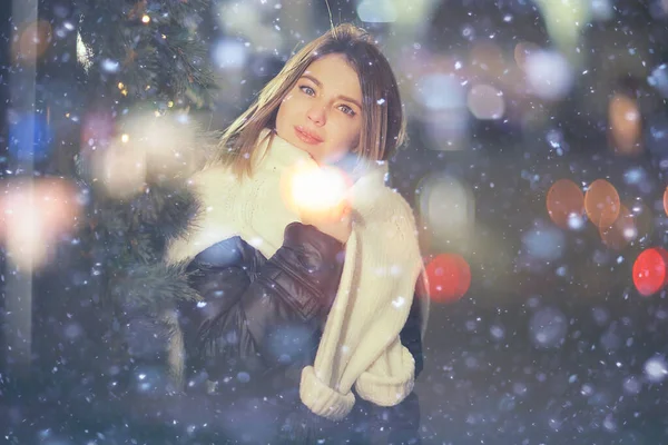Sneeuwvrouw Stad Kerst Buiten Stadsportret Sneeuw Jong Model Poseren Feestelijke — Stockfoto