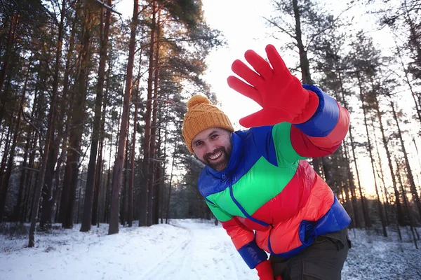 Lycklig Man Vinter Skog Viftande Hand Gest Vinter Extrem Sport — Stockfoto