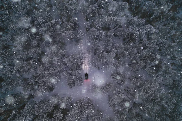Автомобіль Вечірньому Лісі Взимку Вид Зверху Коптер Аерофото Пейзажний Зимовий — стокове фото