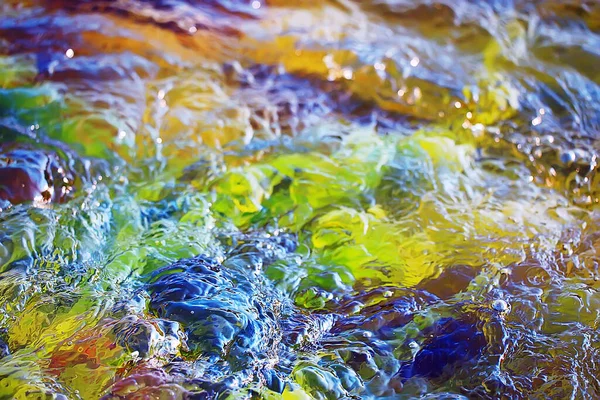 Mehrfarbige Oberfläche Des Wasserstroms Klares Wasser Farbige Steine Auf Dem — Stockfoto