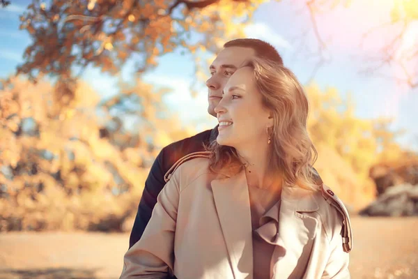 Amoureux Automne Parc Ensoleillé Les Gens Paysage Sur Une Promenade — Photo