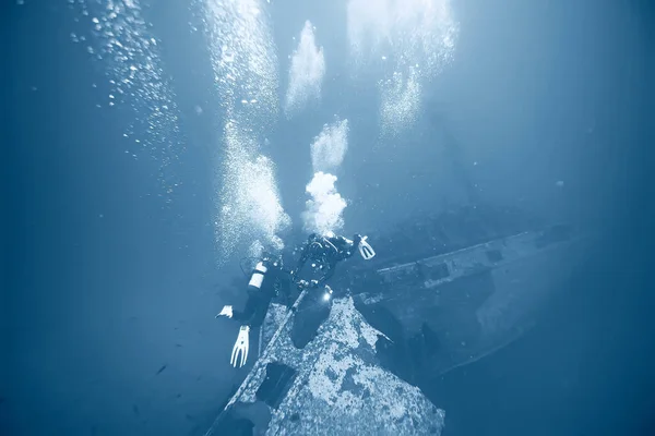 水の下の難破船のダイビング風景底の古い船宝探し — ストック写真