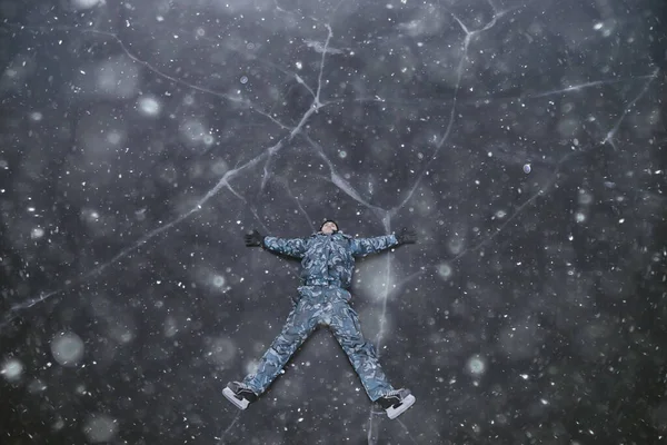 Ένας Άνθρωπος Παγοπέδιλα Βρίσκεται Στο Διαφανές Πάγο Της Λίμνης Θέα — Φωτογραφία Αρχείου