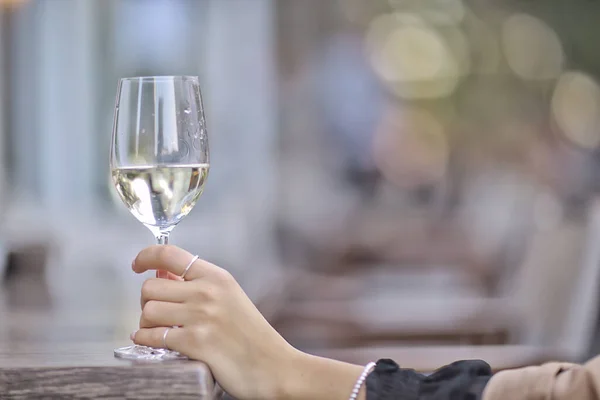 Açık Bir Kafede Beyaz Şarap Kadehi Bir Restoranda Bahar Manzarası — Stok fotoğraf