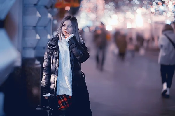 Menina Luzes Natal Noite Decorada Cidade Modelo Jovem Fundo Decorações — Fotografia de Stock