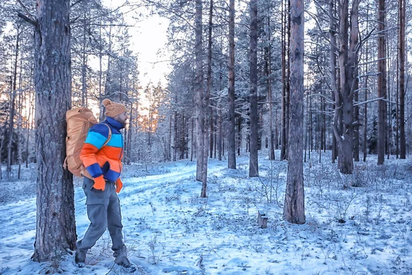 Туристичний Зимовий Пейзаж Сніг Хлопець Зимовий Вид Подорожі Пригоди Свобода — стокове фото