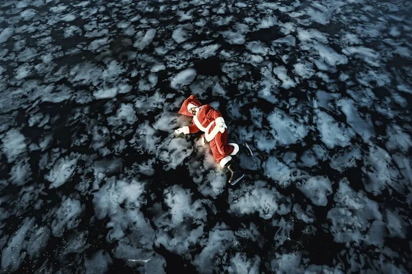 サンタクロースは湖の氷の上でスケート 横になり サンタ負け犬 — ストック写真