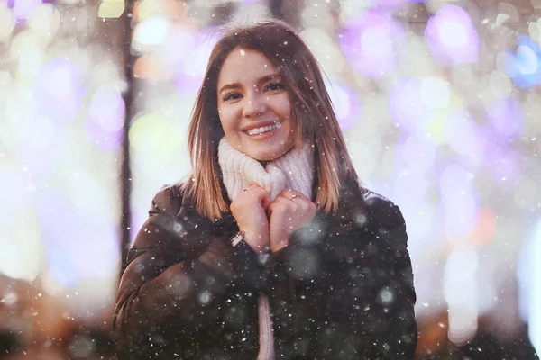 Sneeuwvrouw Stad Kerst Buiten Stadsportret Sneeuw Jong Model Poseren Feestelijke — Stockfoto