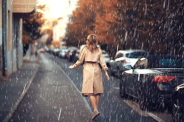소녀는 가을비로 여행하고 빗방울 가을의 — 스톡 사진