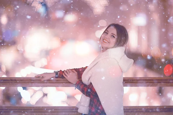 Retrato Mulher Natal Fora Cidade Bokeh Rosa Desfocado Fundo Festivo — Fotografia de Stock