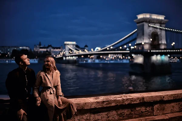 热恋中的夫妇在布达佩斯过冬 旅游匈牙利 一对年轻夫妇在晚上环城散步 — 图库照片