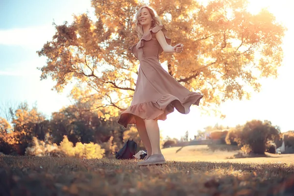 快乐的女人在秋天的样子 年轻的女孩在外面在秋天的心情 — 图库照片