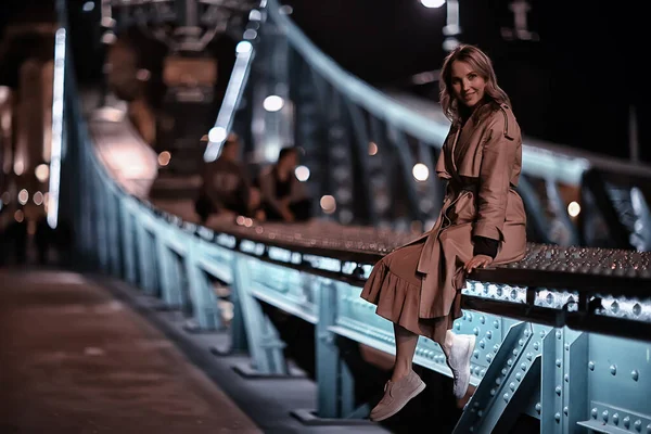 Chica Abrigo Mirada Primavera Paseo Nocturno Budapest Cadena Puente Paisaje — Foto de Stock