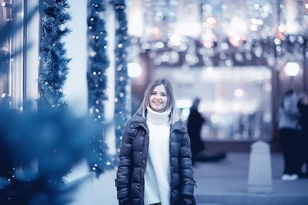 Ragazza Luci Natale Città Decorata Sera Giovane Modello Sullo Sfondo — Foto Stock