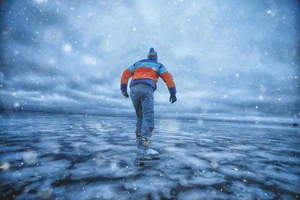 Один Парень Катается Льду Замерзшего Озера Природный Ландшафт Спорт Открытом — стоковое фото