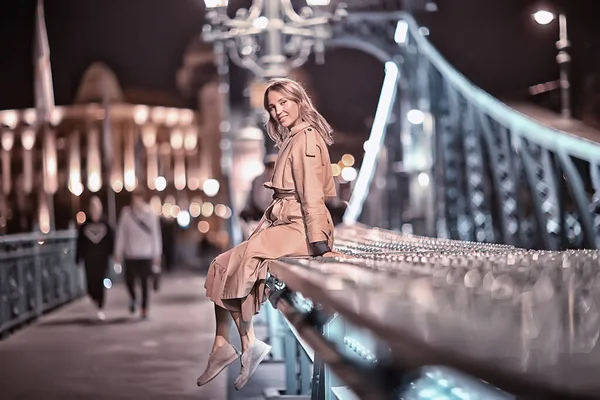 コートを着た女の子春の目ブダペストの鎖橋の風景の中を夜歩くと — ストック写真