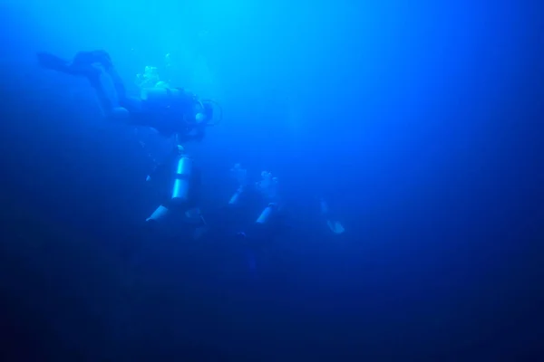 Mergulhadores Oceano Esporte Subaquático Recreação Ativa Oceano Profundo — Fotografia de Stock