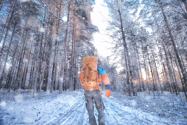 Mann Reisender Mit Rucksack Wald Winterblick Amerikanischen Wald Nordamerikalandschaft — Stockfoto