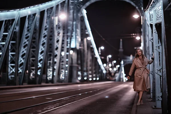 Mädchen Mantel Frühlingsblick Nachtwanderung Budapester Kettenbrückenlandschaft — Stockfoto