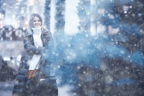 Schneefall Frau Stadtweihnacht Draußen Stadtporträt Schneefall Junges Model Posiert Festlichen — Stockfoto
