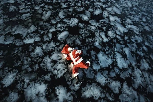 Weihnachtsmann Schlittschuhlaufen Auf Dem Eis Des Sees Ausgerutscht Liegend Weihnachtsmann — Stockfoto