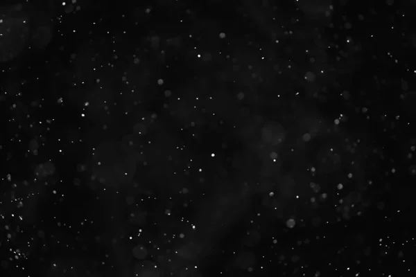 雪の黒い背景抽象的なテクスチャ空のオーバーレイに落ちる雪のフレーク — ストック写真