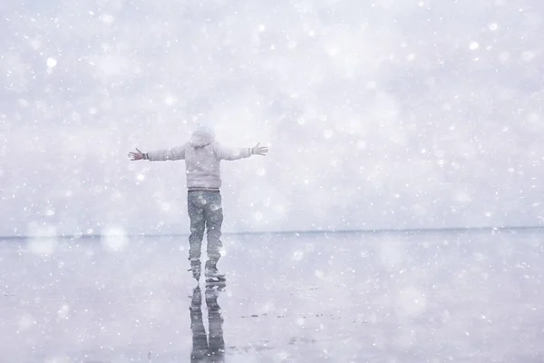 Ein Mann Schlittschuh Auf Dem Eis Eines Gefrorenen Sees Naturlandschaft — Stockfoto