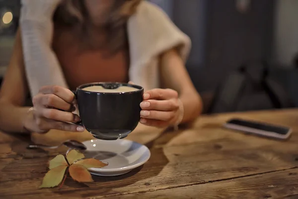 Egy Csésze Cappuccino Egy Kávézóban Kezében Kávé Egy Étterem Belsejében — Stock Fotó