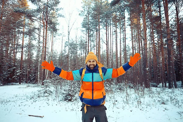 Hombre Feliz Bosque Invierno Saludando Gesto Mano Vista Invierno Turismo —  Fotos de Stock