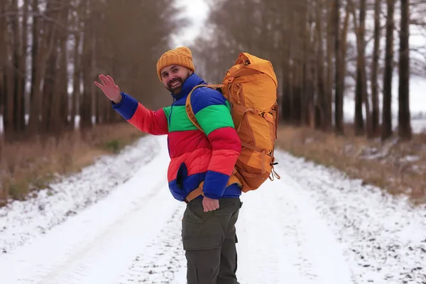 Homem Feliz Floresta Inverno Acenando Gesto Mão Visão Inverno Turismo — Fotografia de Stock