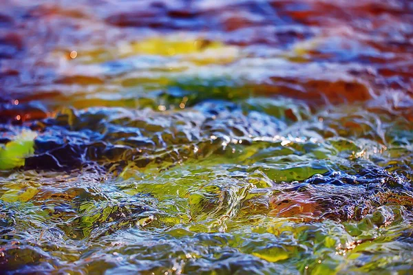 川の底には水の流れや澄んだ水や色のついた石の多色の質感があります — ストック写真