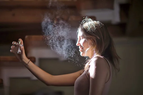 Retrato Chica Casa Rayo Sol Perfume Spray Concepto Mirada Glamorosa — Foto de Stock
