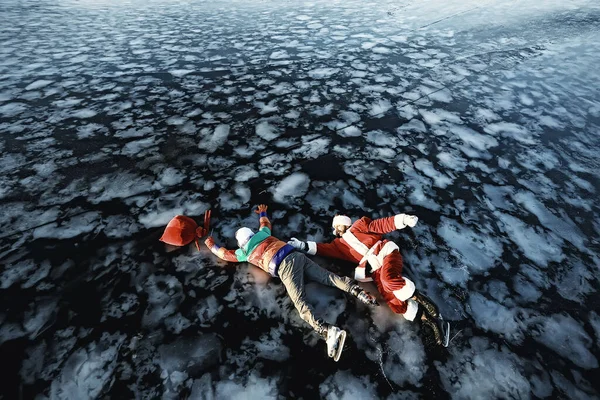 Chico Toma Regalos Santa Claus Patines Hielo Del Lago Robar — Foto de Stock