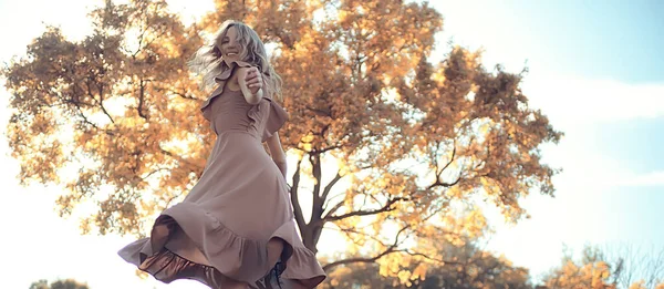 秋の顔の幸せな女秋の気分の外の若い女 — ストック写真