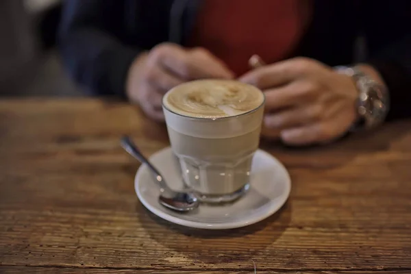 Filiżanka Cappuccino Kawiarni Dłoniach Kawa Wnętrzu Restauracji — Zdjęcie stockowe