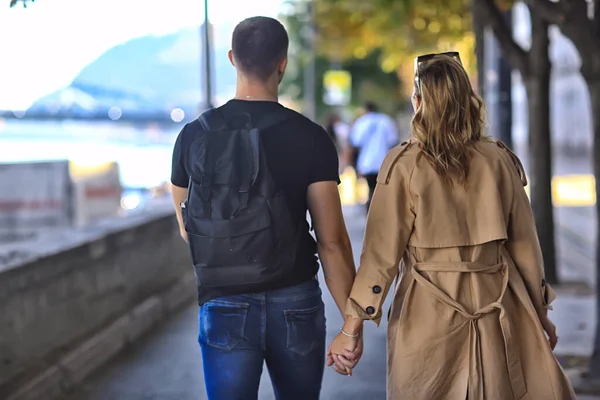 Frühling Spaziergang Kerl Und Mädchen Rückansicht Paar Spaziergänge Der Stadt — Stockfoto