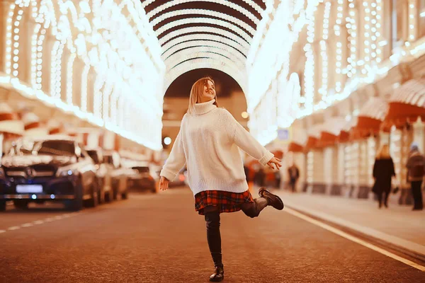 Retrato Una Mujer Suéter Blanco Invierno Paseo Fuera Ciudad Temporada — Foto de Stock
