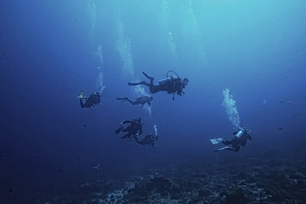 Δύτες Στον Ωκεανό Υποβρύχιο Αθλητισμό Ενεργό Αναψυχή Στο Βαθύ Ωκεανό — Φωτογραφία Αρχείου